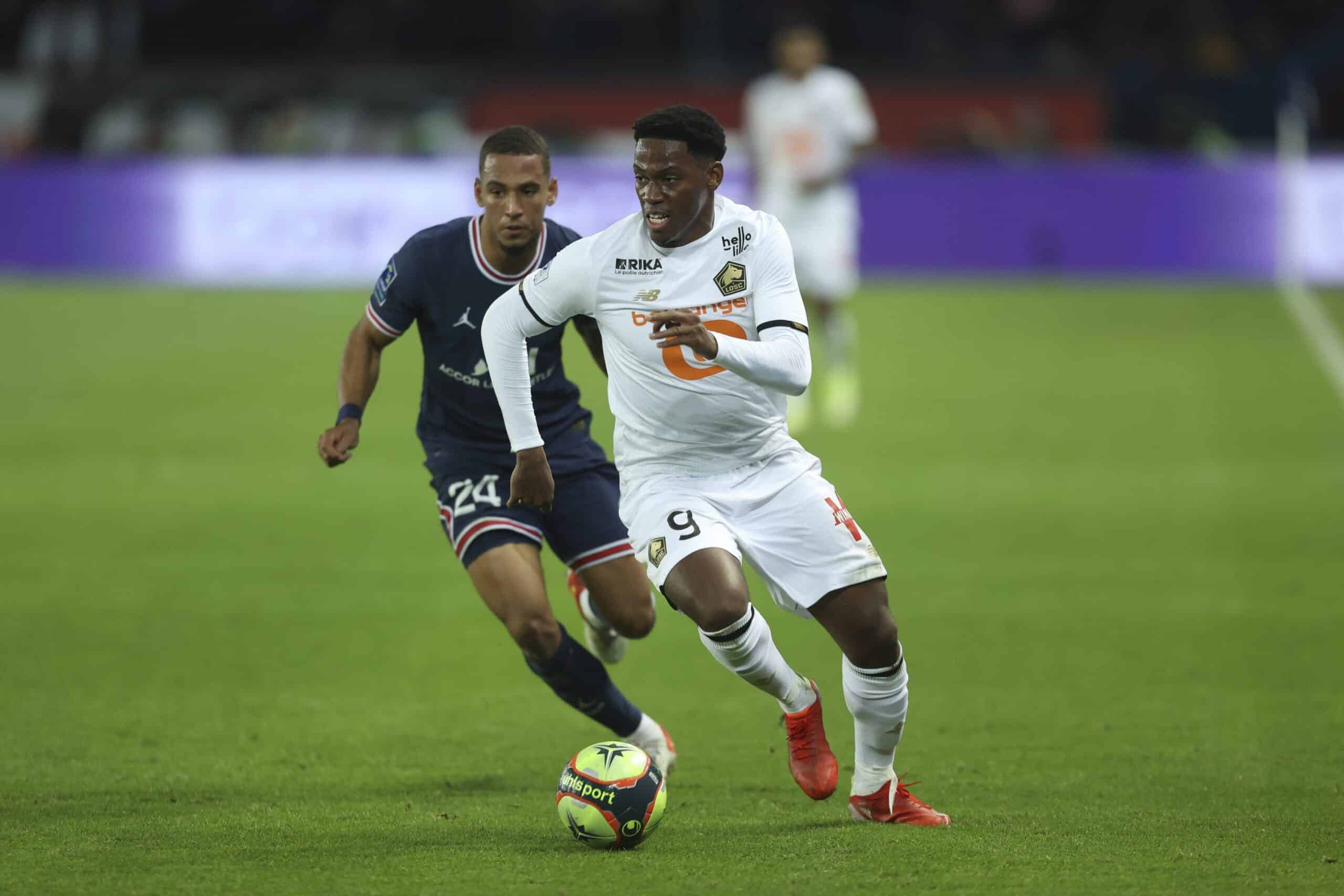 Jonathan David fights for the ball during the Ligue 1 match between PSG and Lille