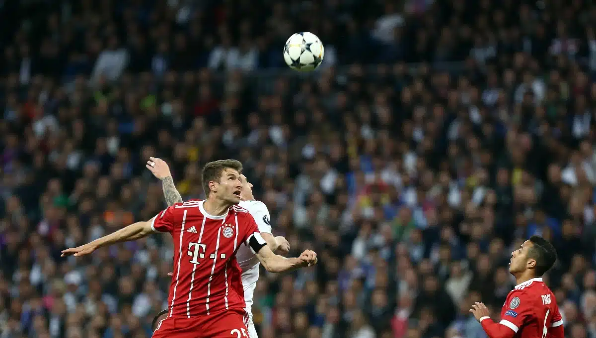 Thomas Muller competes for the ball with Toni Kroos during Real Madrid vs Bayern Munchen