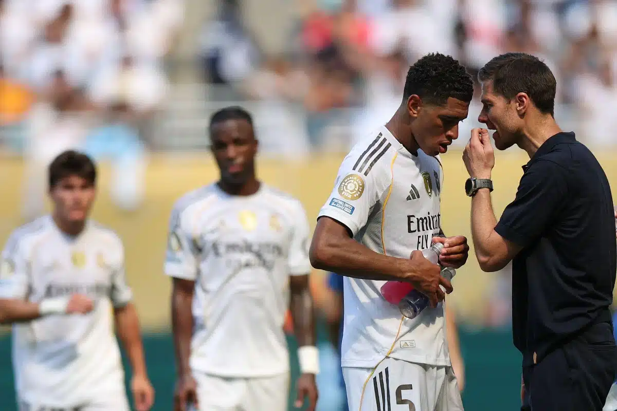Xabi Alonso instructs Jude Bellingham at the FIFA Club World Cup 2025